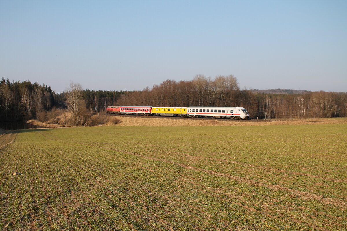 218 473 schiebt ein Messzug von Hof nach Weiden bei Oberteich. 24.03.22