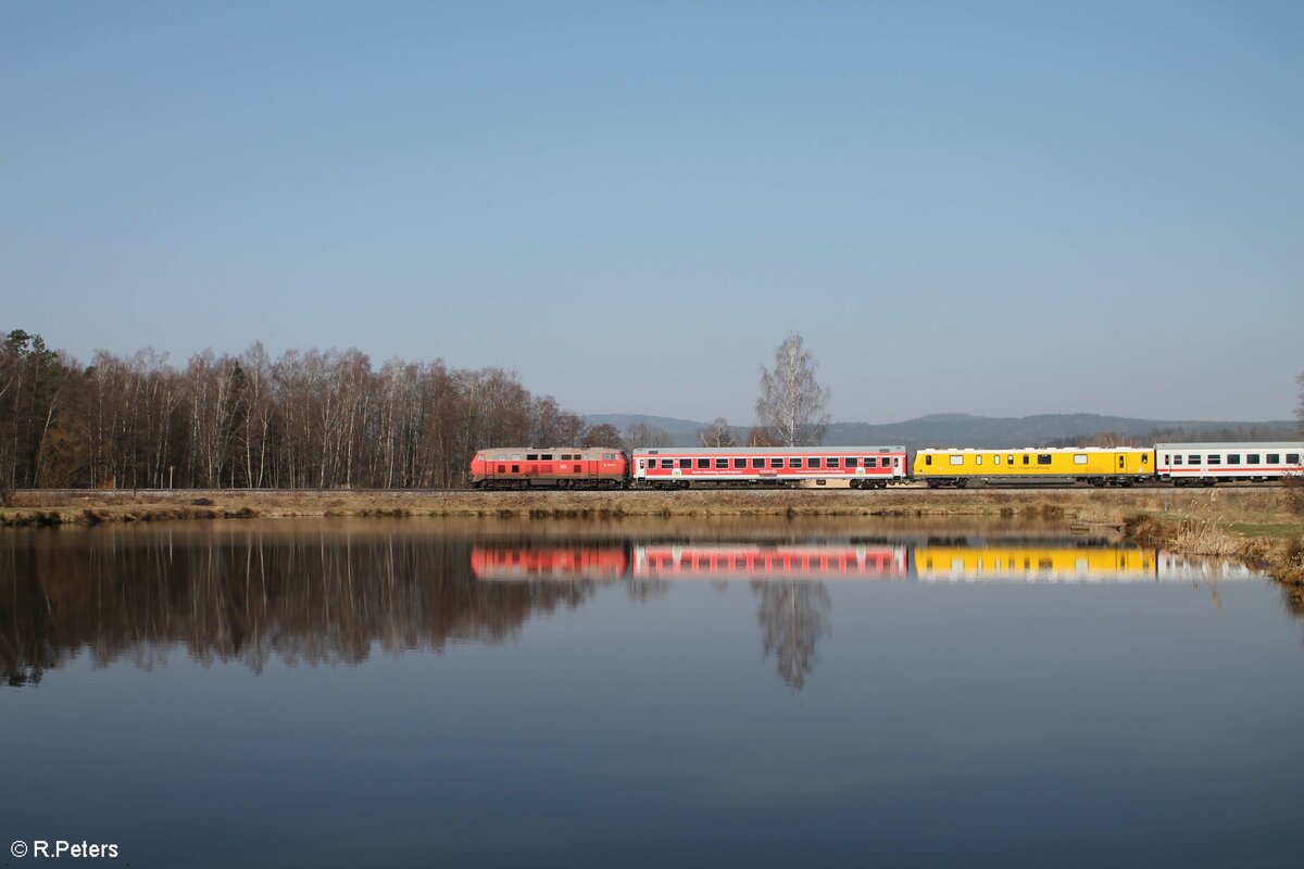 218 473 schiebt den Messzug von Weiden nach Marktredwitz und dann via Pegnitztal nach Nürnberg, hier südlich von Wiesau. 25.03.22