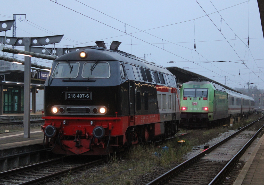 218 497-6(Schwarz/Weiß) beim Rangieren am 21.12.2025 im Rostocker Hbf.