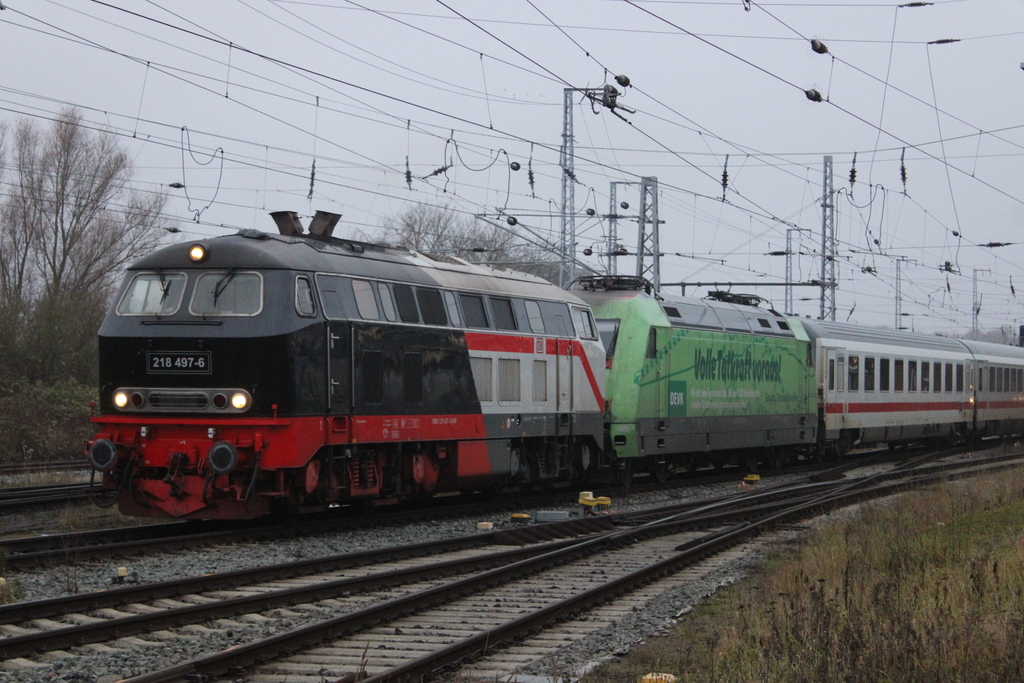 218 497+101 088 mit IC 2261(Greifswald-Hamburg)bei der Ausfahrt im Rostocker Hbf.21.12.2025