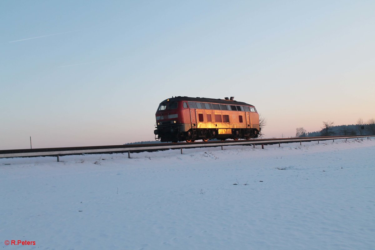 218 498-4 auf dem Weg als Tfzf 72391 Mühldorf (Obb) nach Chemnitz bei Marktleuthen. 15.02.17