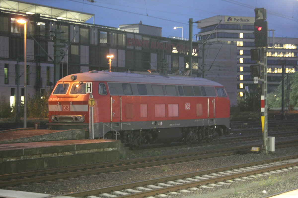 218 825 abgestellt im Bahnhof Hannover Hbf am 14.10.20