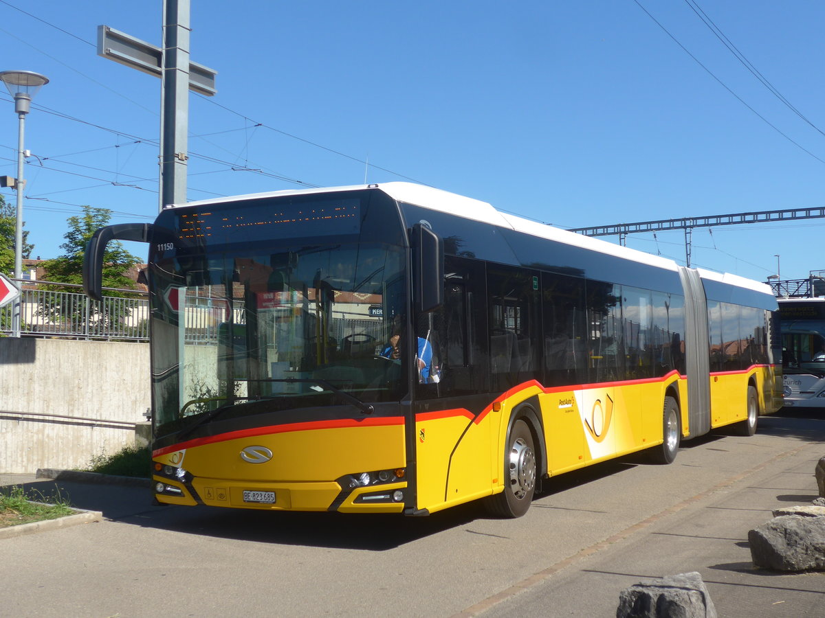 (218'392) - PostAuto Bern - Nr. 685/BE 823'685 - Solaris am 4. Juli 2020 beim Bahnhof Kerzers