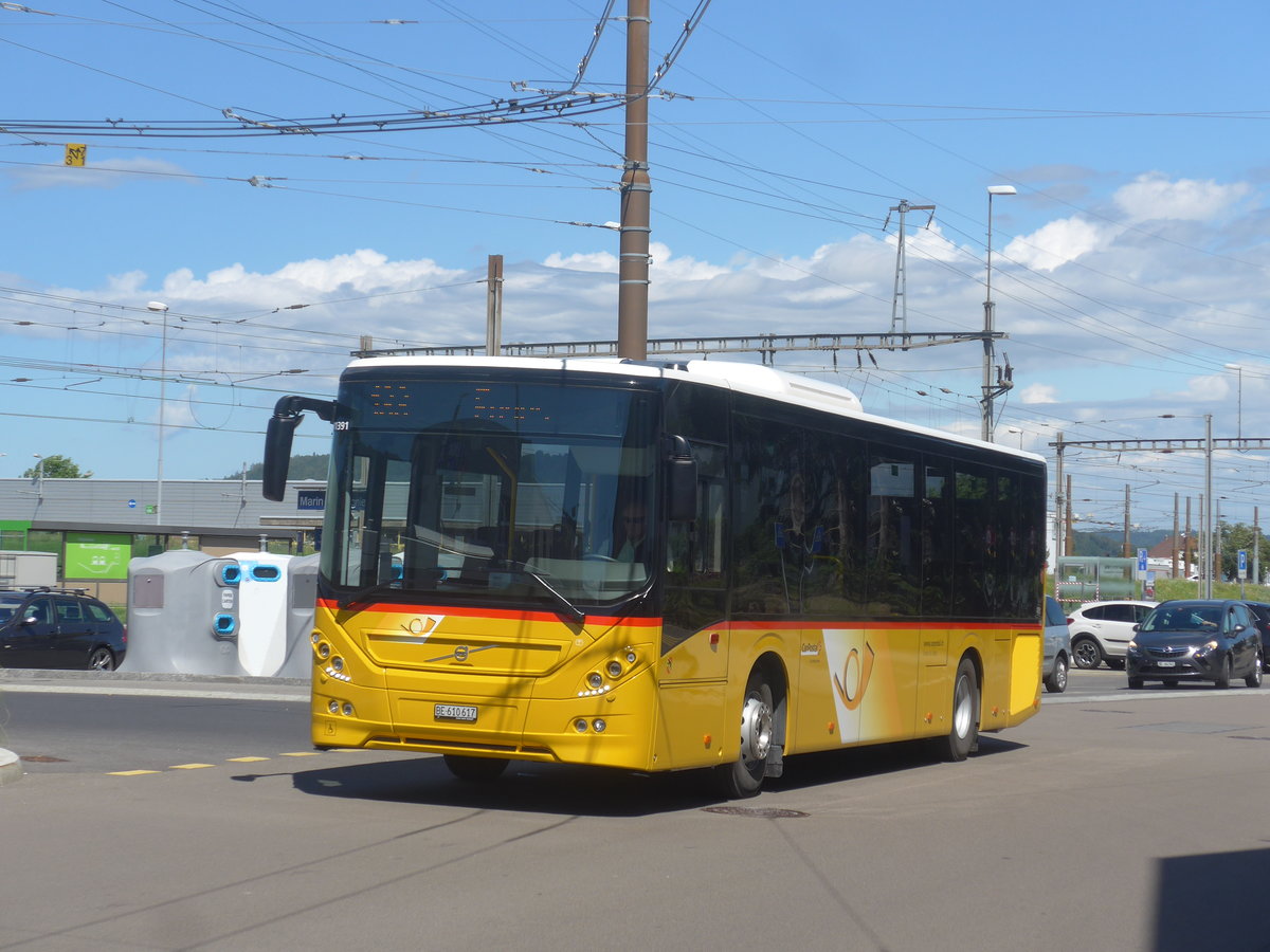 (218'564) - Funi-Car, Biel - Nr. 17/BE 610'617 - Volvo am 6. Juli 2020 beim Bahnhof Marin-pagnier