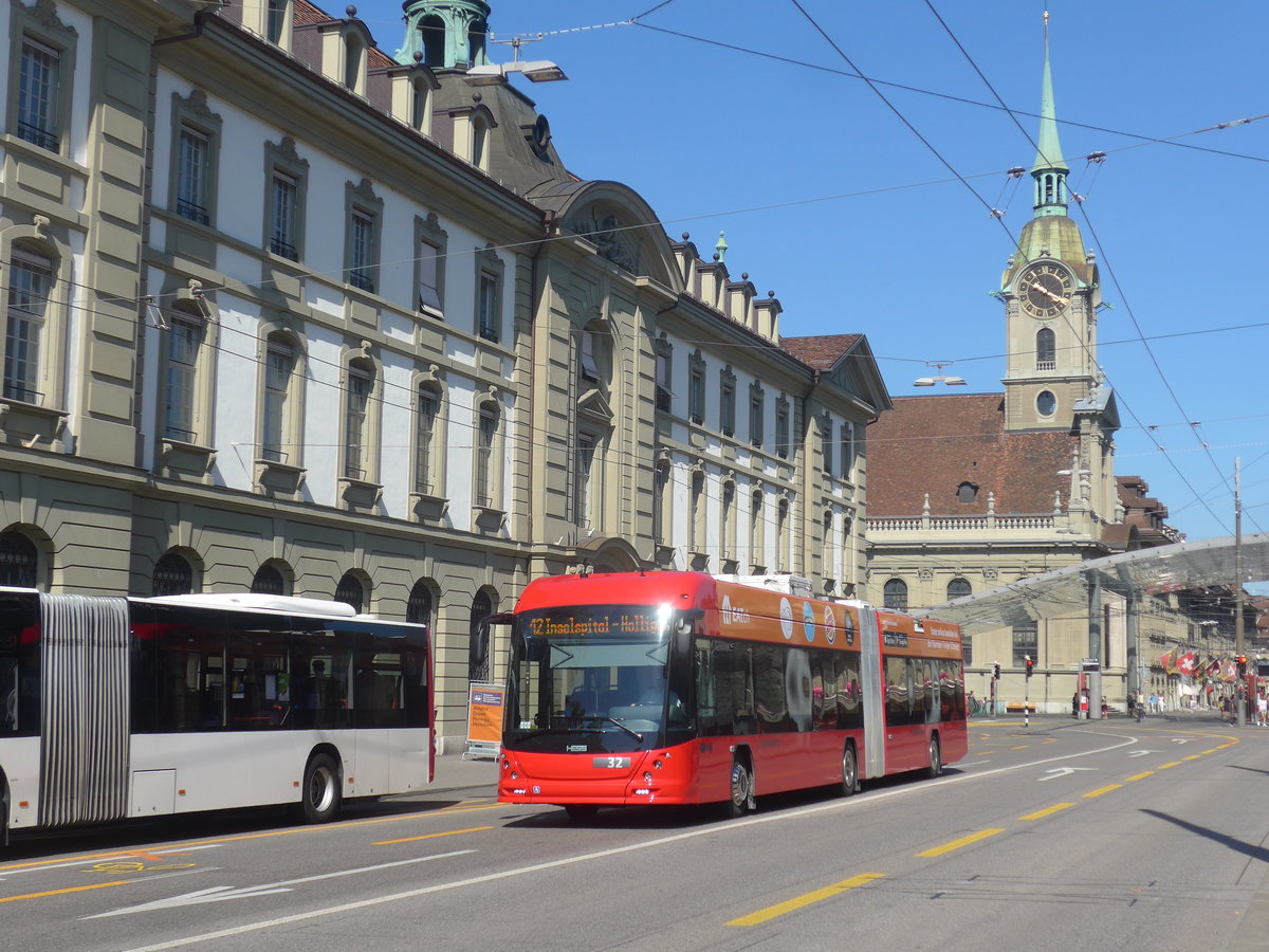 (219'602) - Bernmobil, Bern - Nr. 32 - Hess/Hess Gelenktrolleybus am 9. August 2020 beim Bahnhof Bern
