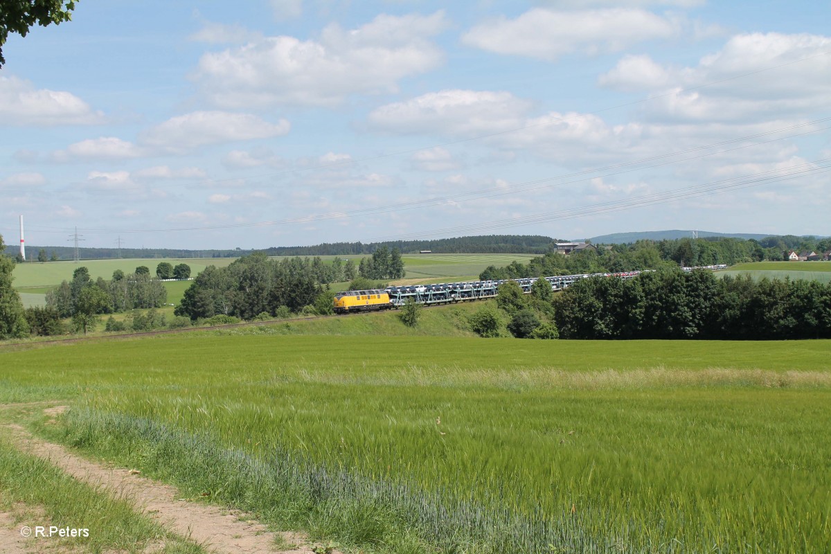 221 106-8 überquert das Röslau Viadukt bei Seußen auf der KBS860 mit dem XTCH - Saal a.d. Donau einem Furth im Wald Umleiter. 17.06.15