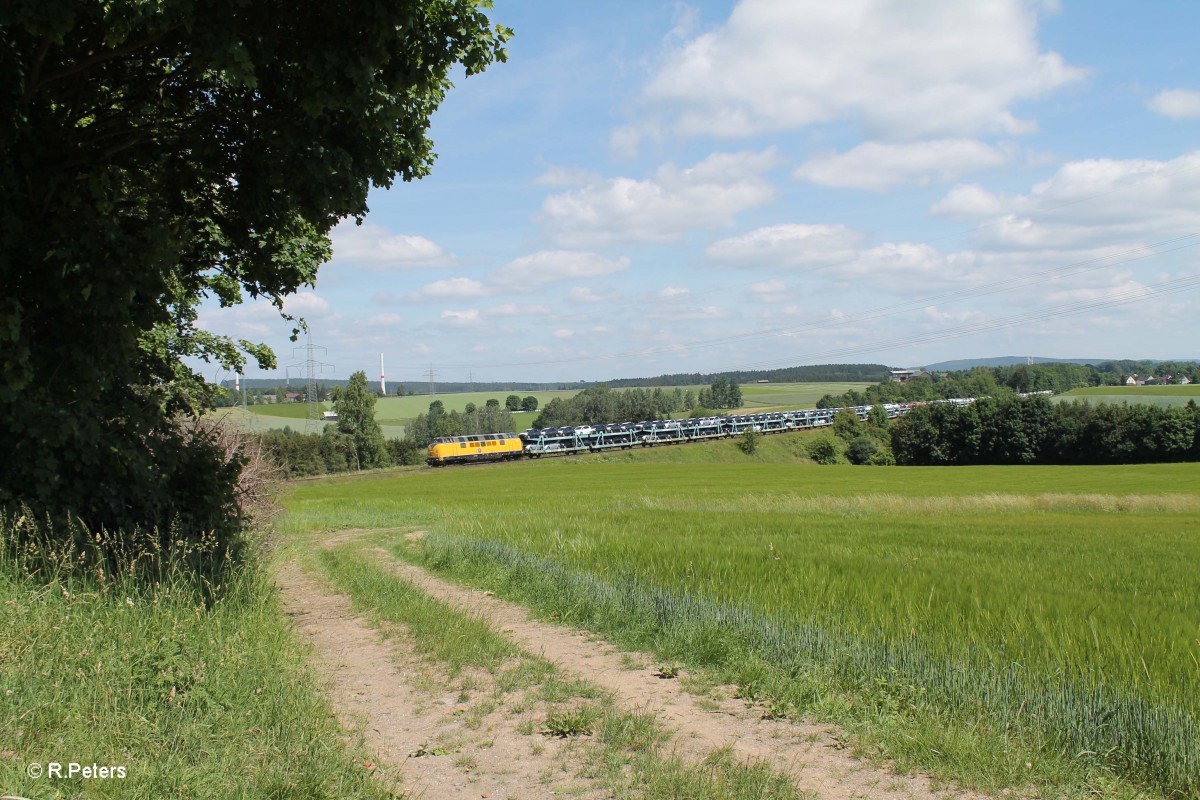 221 106-8 überquert das Röslau Viadukt bei Seußen auf der KBS860 mit dem XTCH - Saal a.d. Donau einem Furth im Wald Umleiter. 17.06.15