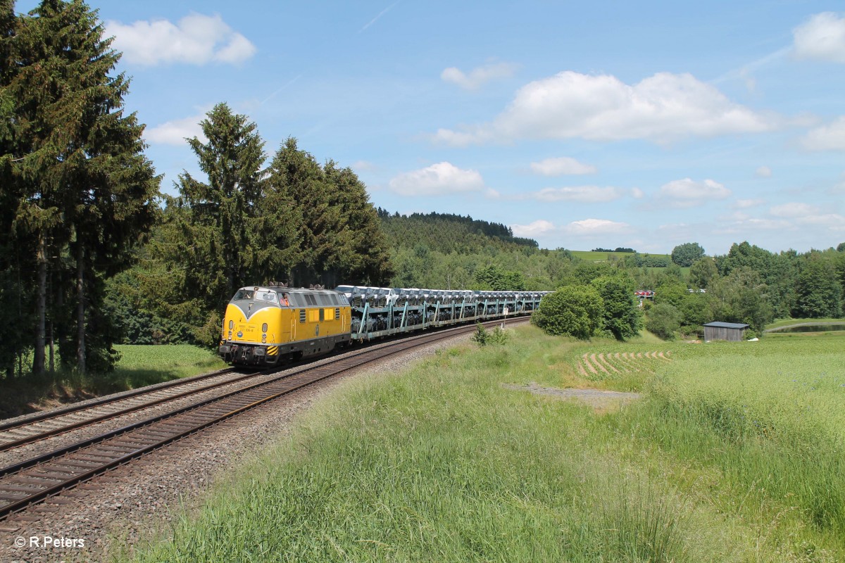 221 106-8 zieht bei Lengenfeld mit dem XTCH - Saal a.d. Donau einem Furth im Wald Umleiter über die KBS 855. 17.06.15