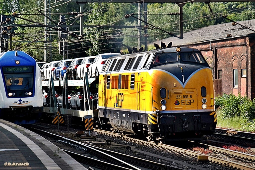 221 106-8 zog einen autozug durch hh-harburg,24.07.14