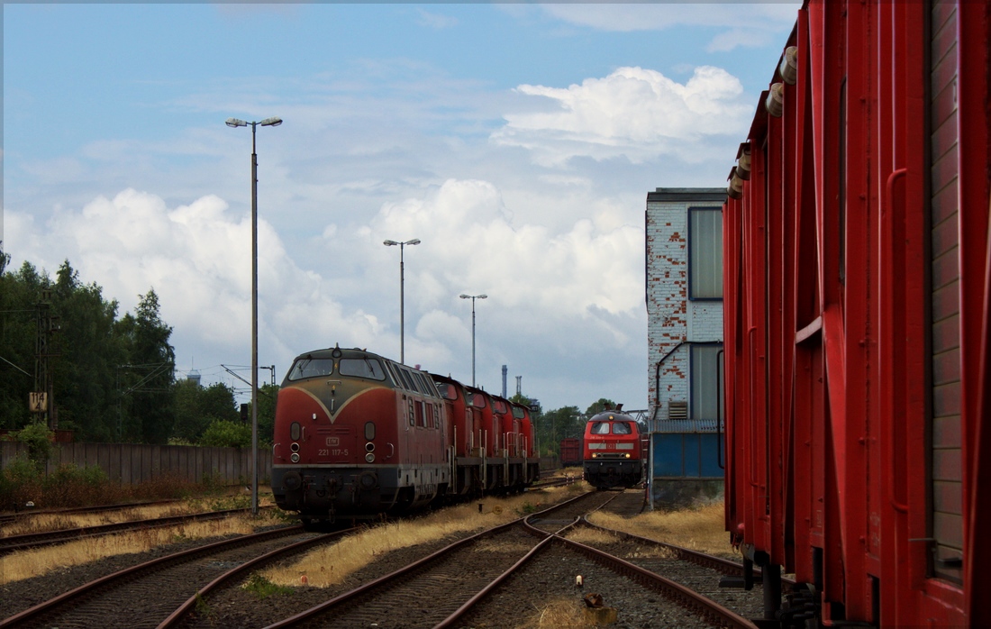 221 117 der EFW abgestellt auf dem Gelände des Aw Bremen am 14.06.14 