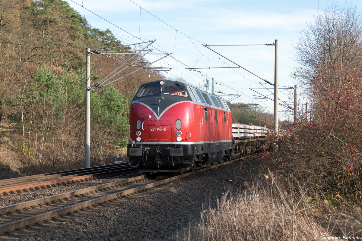 221 145-6 PEG - Prignitzer Eisenbahn GmbH mit einem Güterzug in Nennhausen und fuhr weiter in Richtung Rathenow. 03.12.2015