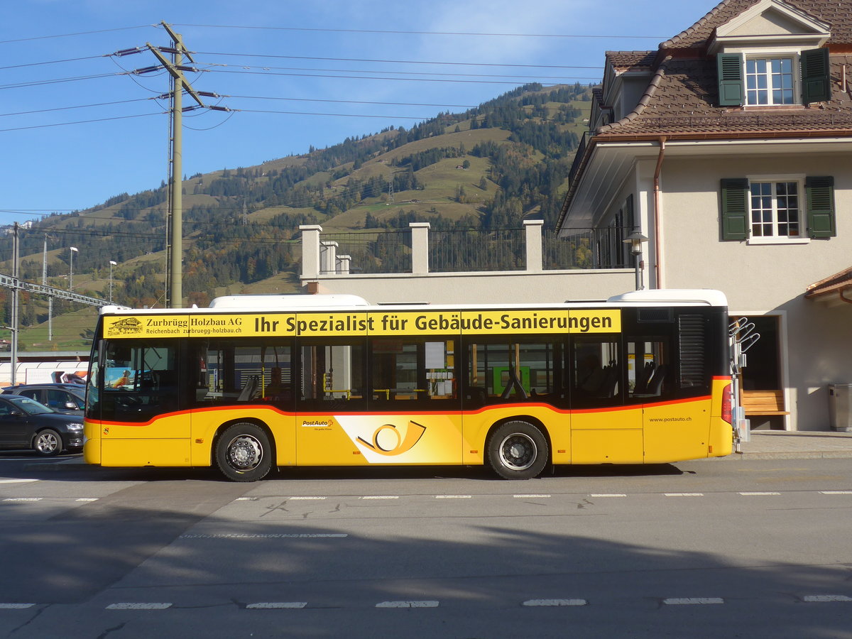 (222'131) - PostAuto Bern - BE 657'480 - Mercedes am 19. Oktober 2020 beim Bahnhof Frutigen