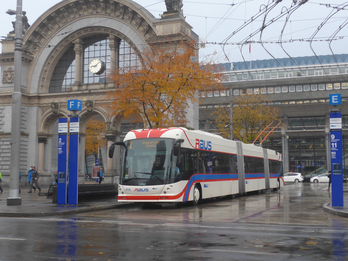 (222'475) - VBL Luzern - Nr. 414 - Hess/Hess Doppelgelenktrolleybus am 23. Oktober 2020 beim Bahnhof Luzern