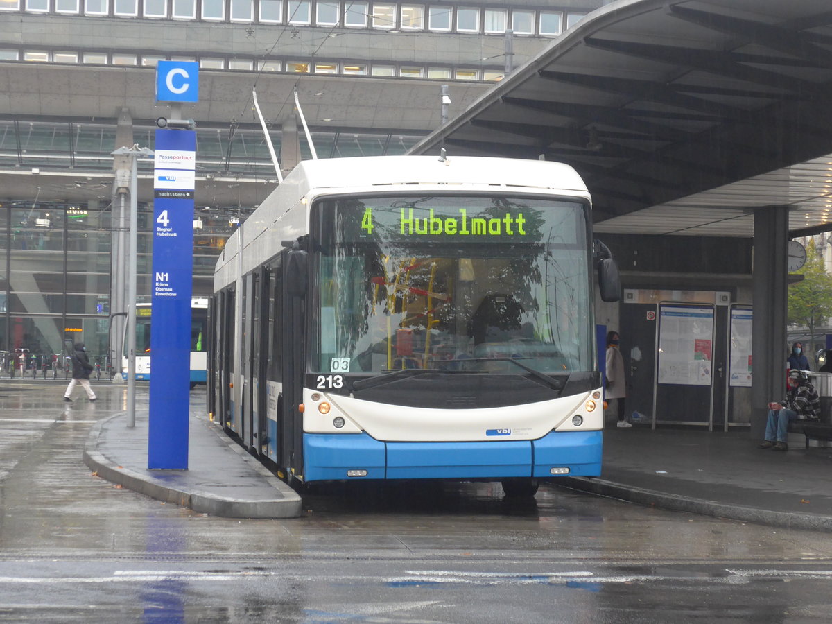 (222'482) - VBL Luzern - Nr. 213 - Hess/Hess Gelenktrolleybus am 23. Oktober 2020 beim Bahnhof Luzern