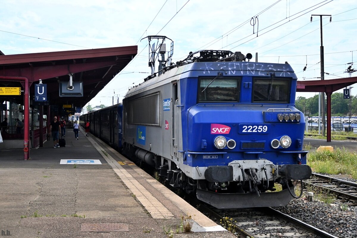 22259 kurz vor der abfahrt mit einen TER von strasbourg gare,27.07.22