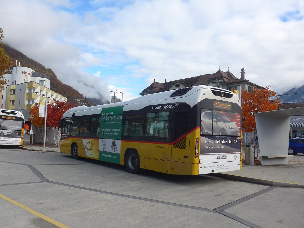 (222'631) - PostAuto Bern - BE 610'542 - Volvo am 24. Oktober 2020 beim Bahnhof Interlaken West