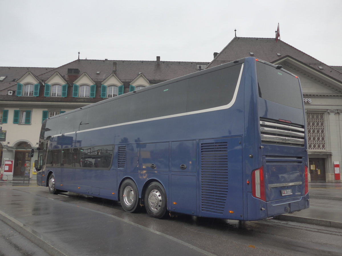 (222'704) - Schweizer Armee - M+5585 - Van Hool am 26. Oktober 2020 beim Bahnhof Thun