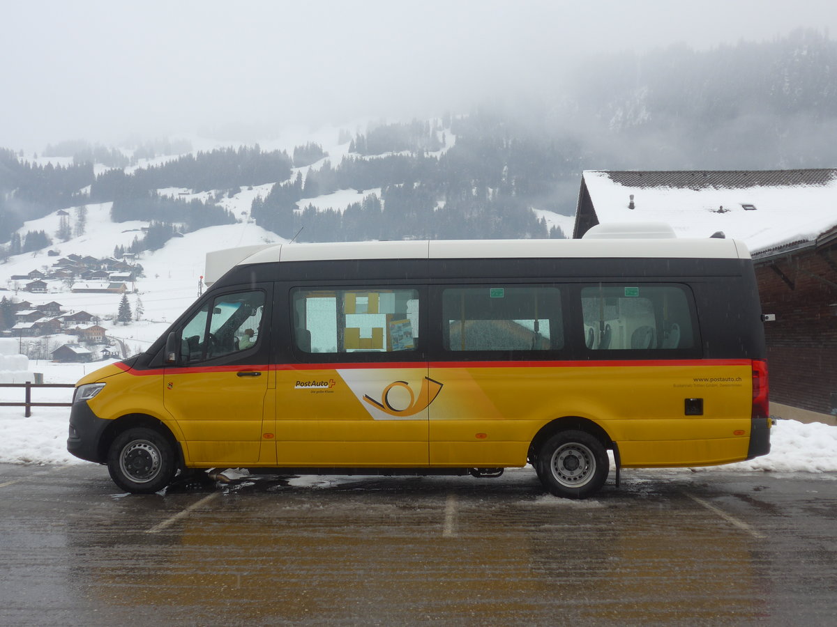 (222'996) - Tritten, Zweisimmen - BE 871'998 - Mercedes am 12. Dezember 2020 beim Bahnhof Zweisimmen