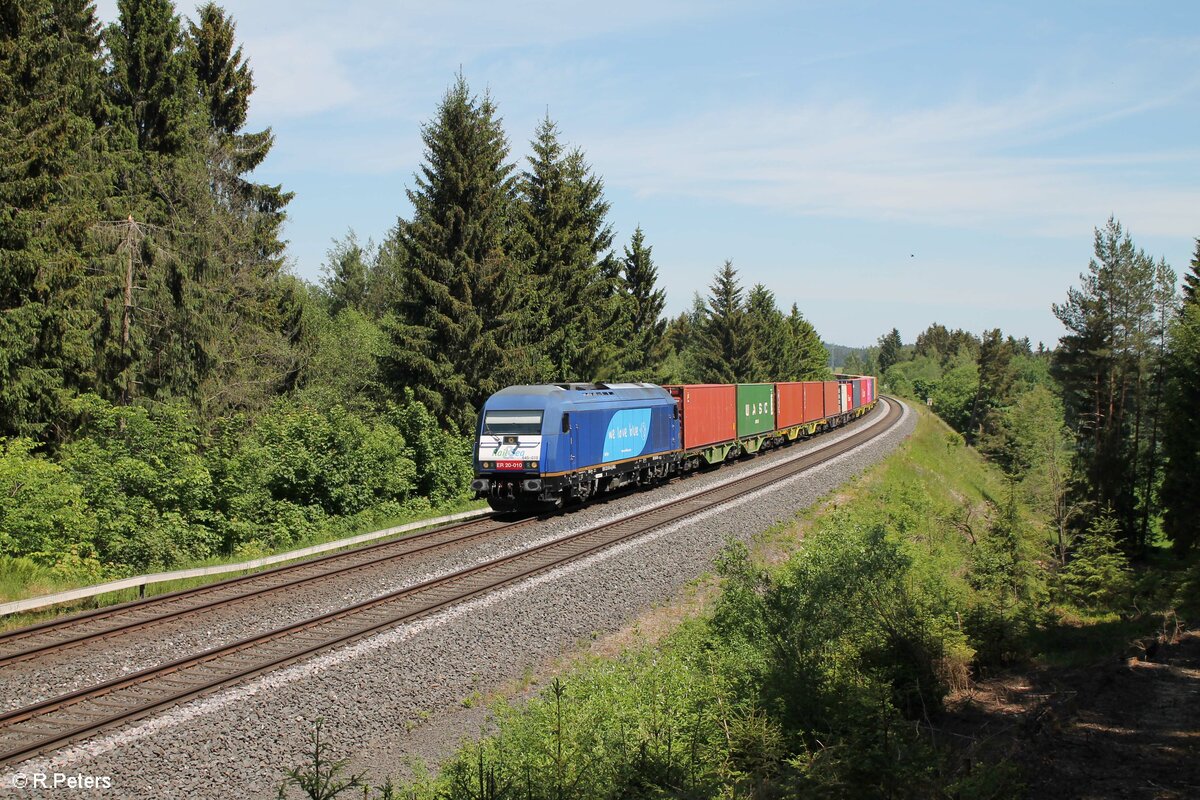 223 010 angemietet von der SETG mit dem Wiesauer Containerzug zwischen Neudes und Röslau. 03.06.22