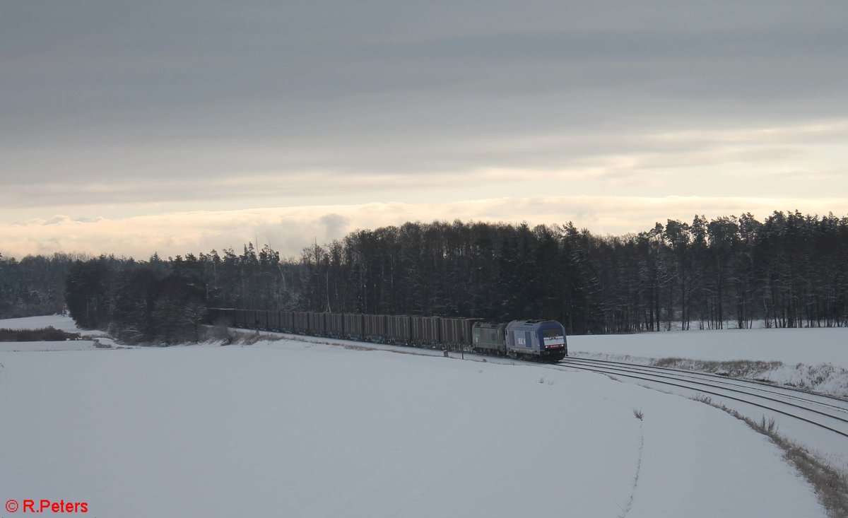 223 014 und 193 209 mit dem Hackschnitzelzug bei Oberteich.  09.01.21