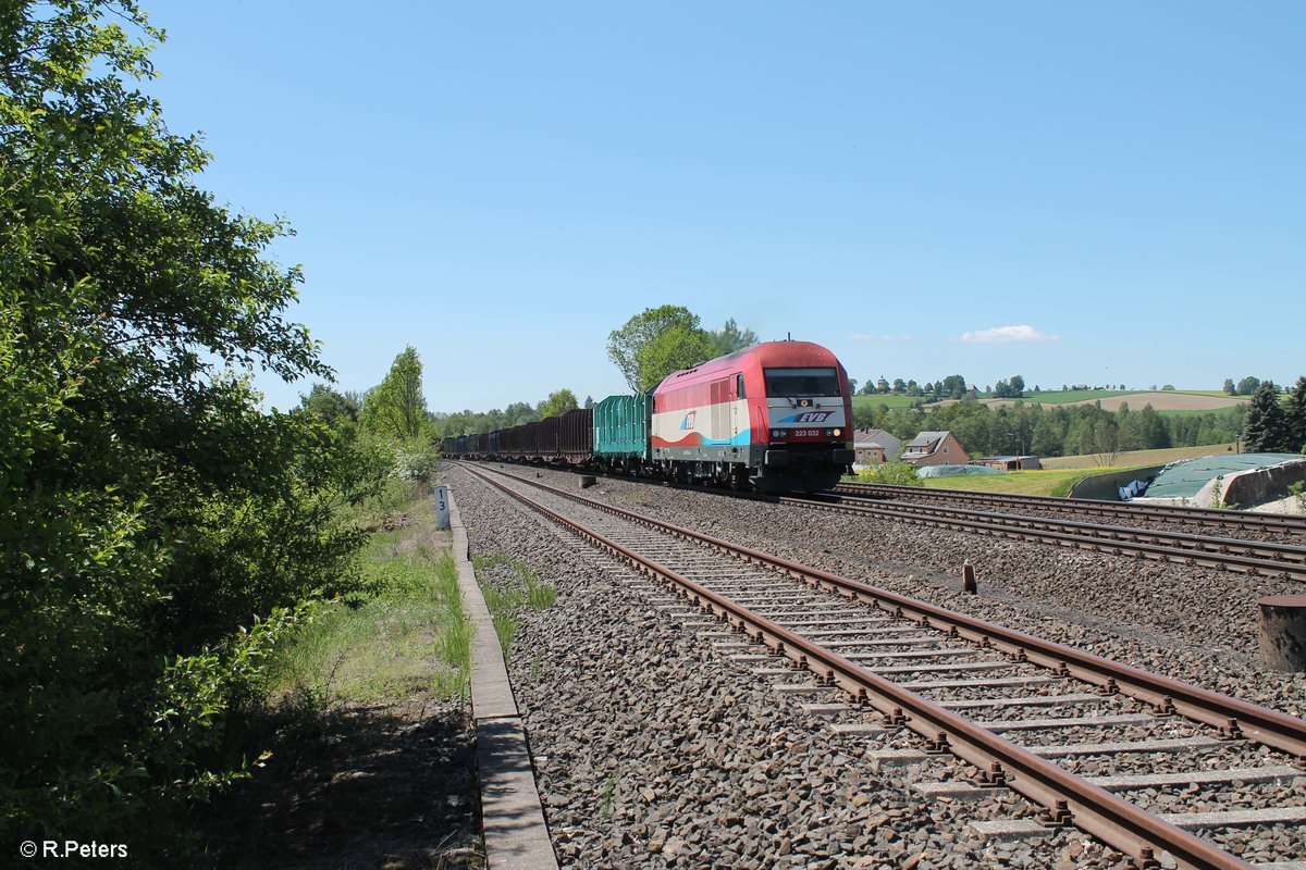 223 031 zieht bei Schönfeld den leeren Holzzug Deggendorf - Schirnding. 27.05.17