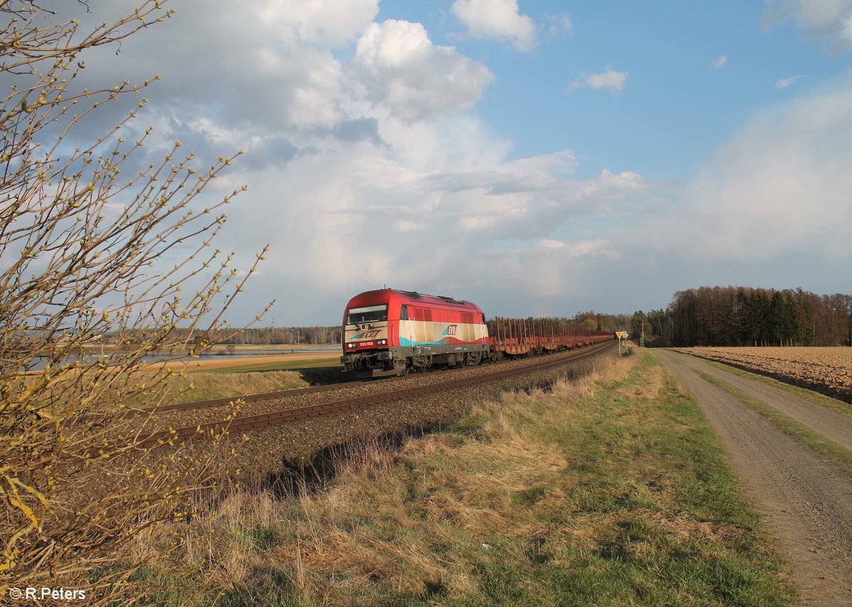 223 032 zieht ein leeren Holztransportzug nach Schirnding bei Oberteich. 10.04.18