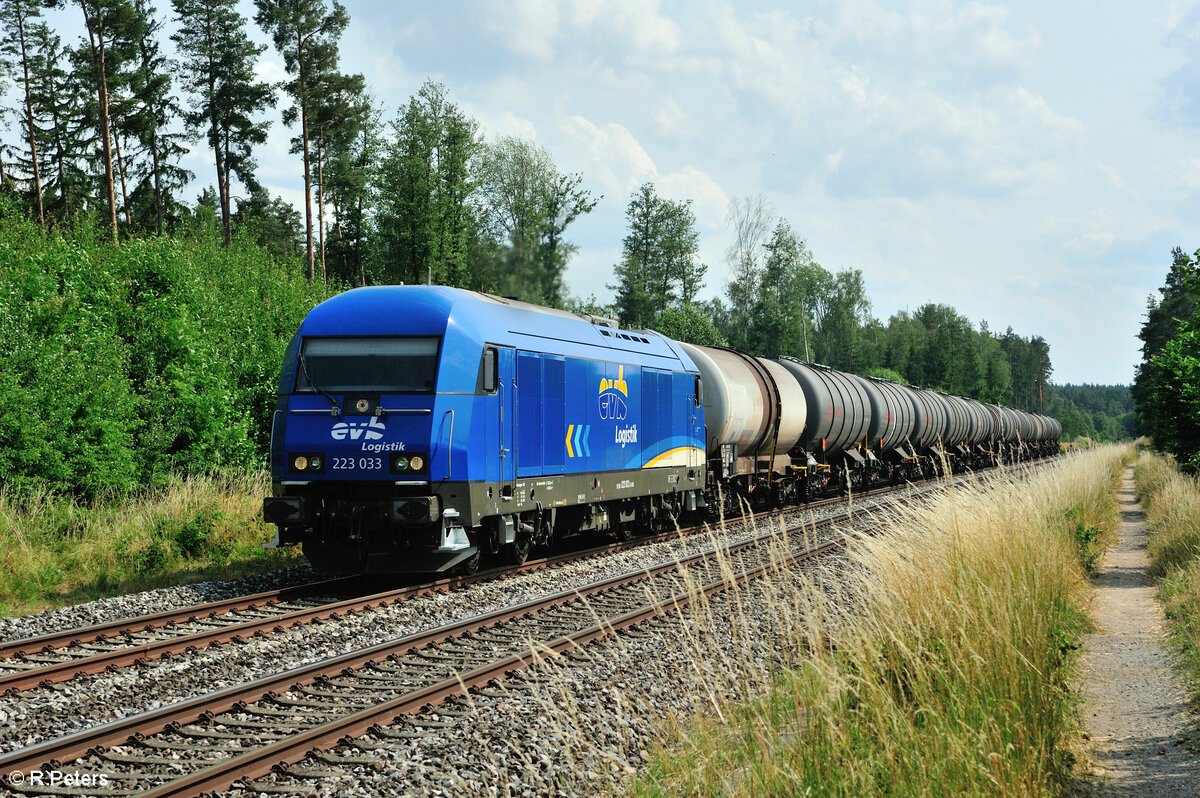 223 033 mit einem Kesselzug nach Cheb kurz vor Wiesau/Oberpfalz. 10.07.23