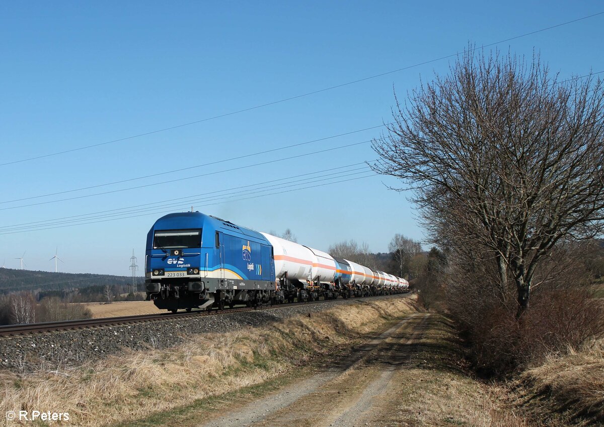 223 033 mit Gaskesselzug aus Cheb kurz vor Marktredwitz. 22.03.22