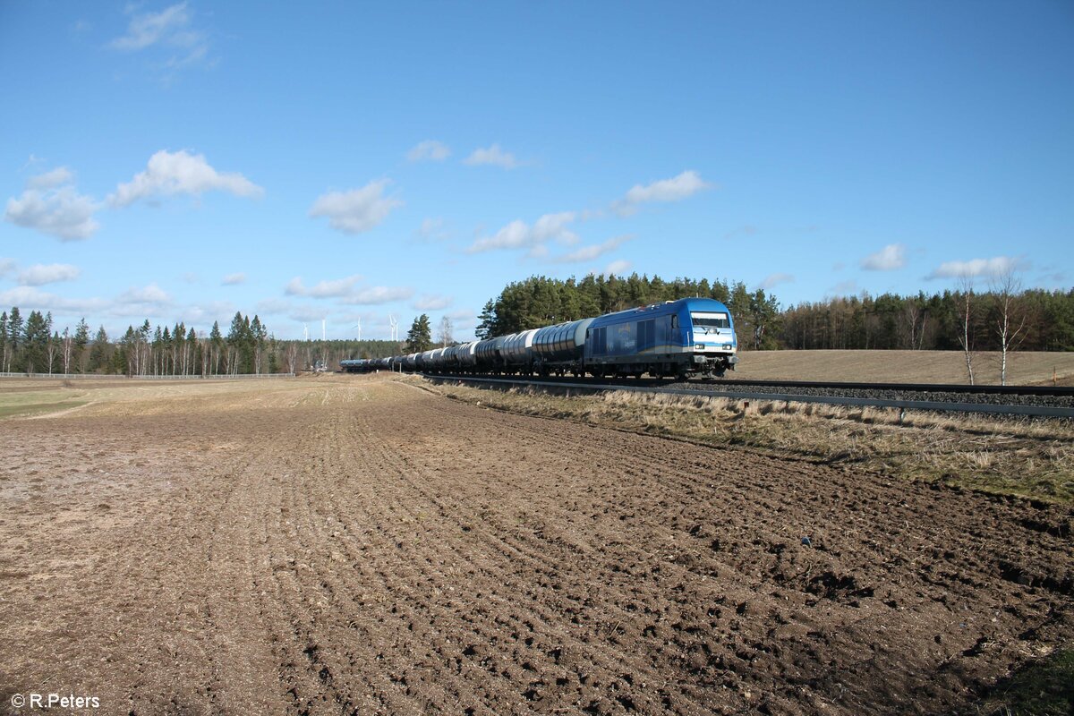 223 033 zieht bei Marktleuthen ein Kesselzug nach Cheb 23.02.22