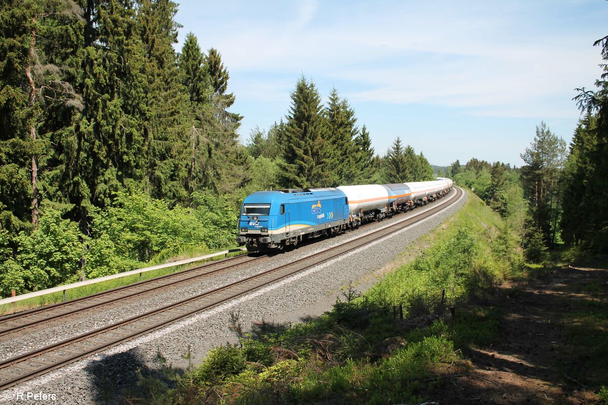 223 033 zieht ein Gaskesselzug von Hof nach Cheb zwischen Neudes und Röslau. 03.06.22