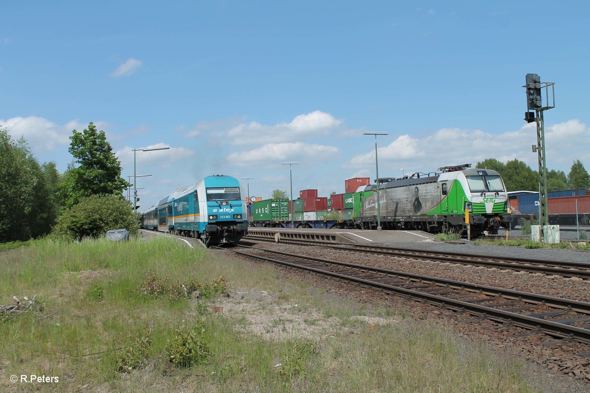 223 062 trifft beim verlassen von Wiesau/Oberpfalz mit dem ALX84115 Hof - München auf den SETG Vectron 193 831  Christian Doppler . 26.05.16