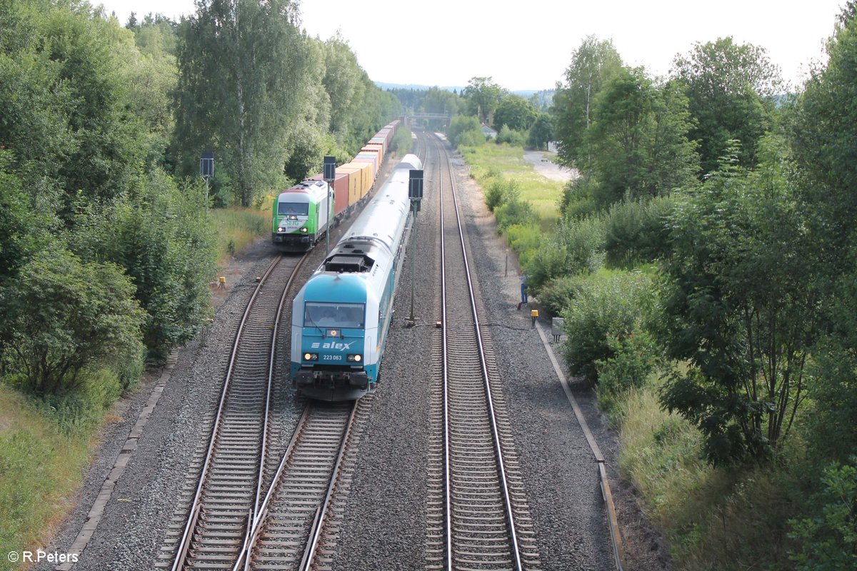 223 063 zieht mit dem ALX84108 München - Hof an ER20-01 mit dem Wiesau Containerzug in Marktleuthen vorbei. 21.07.17