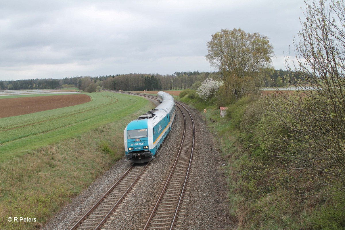 223 064 mit dem ALX84106 München - Hof ,der ausnahmsweise aus reinen flachen Alex wagen besteht,bei Oberteich. 15.04.14