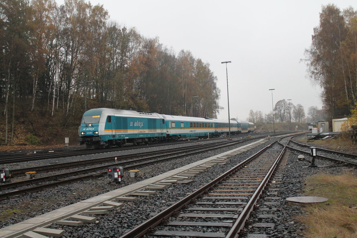 223 065 bei der Einfahrt in Marktredwitz als ALX84129 Hof - Mnchen. 11.11.16