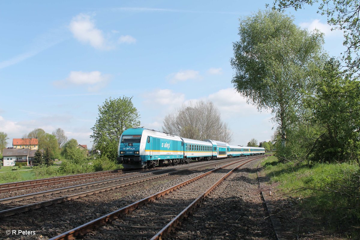 223 065 zieht den ALX84111 Hof - München bei Schönfeld und erreicht gleich Wiesau/Oberpfalz. 14.05.16