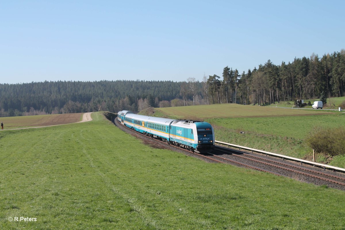 223 065 zieht bei Neudes den ALX84102 München - Hof. 21.04.16