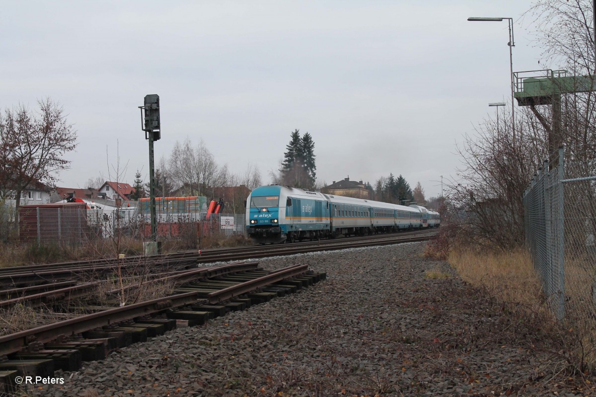 223 066 verlässt Wiesau mit dem ALX84115 Hof - München. 07.12.14