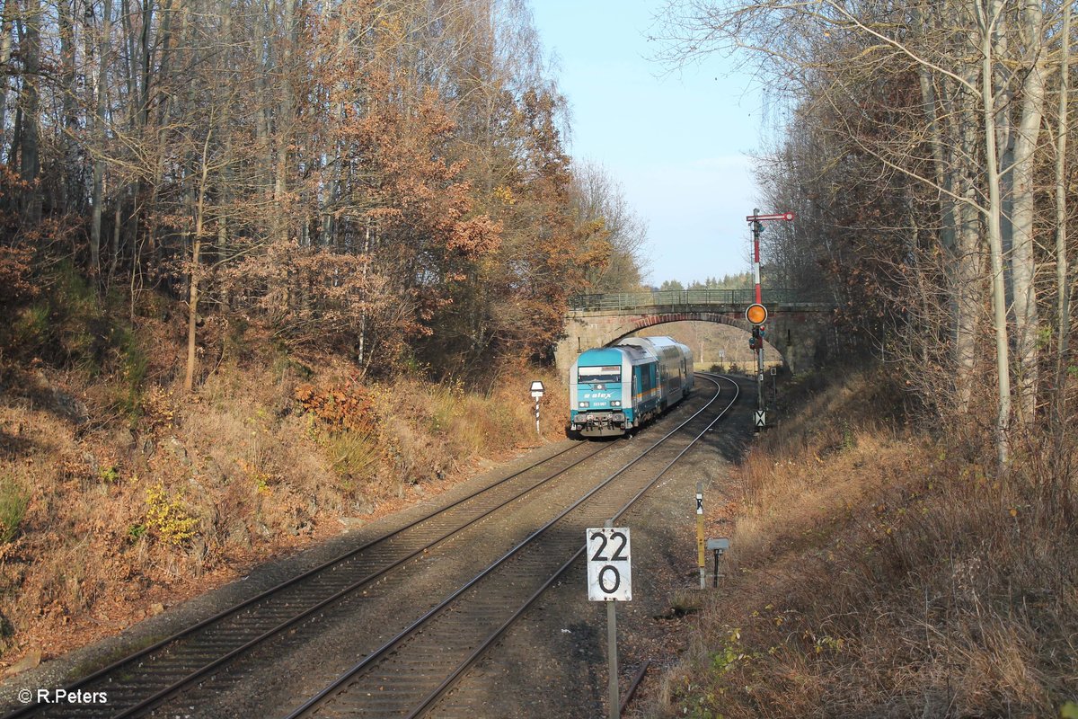 223 067 verlässt Reuth bei Erbendorf mit dem ALX84115 Hof - München. 13.11.16