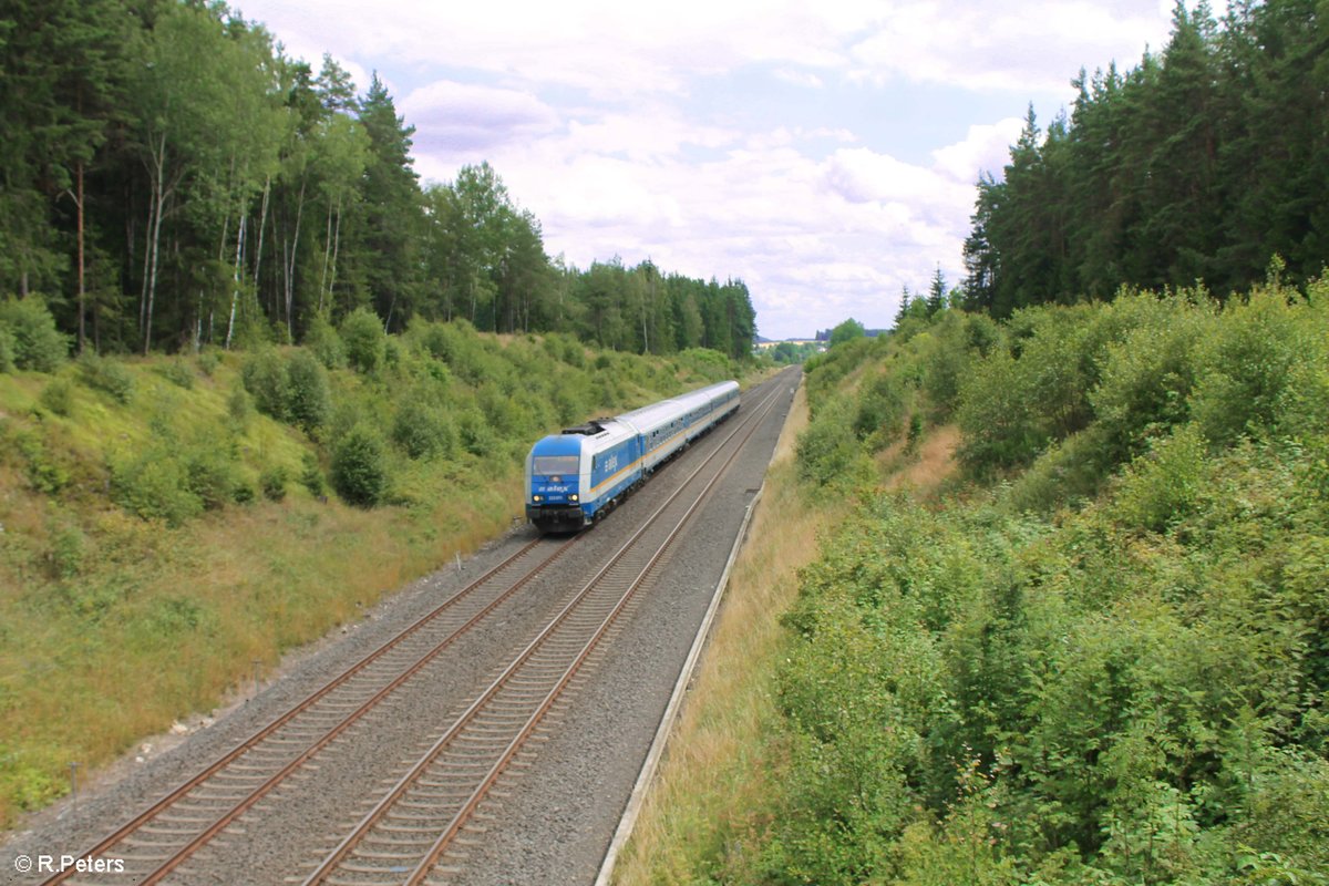 223 071 zieht den ALX84106 München - Hof bei Großwendern. 21.07.17