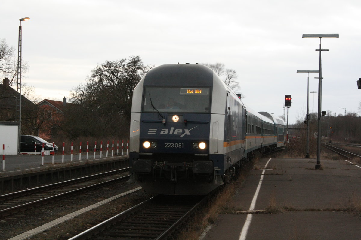 223 081 vom alex mit dem RE2 mit ziel Hof Hbf bei der Einfahrt in den Bahnhof Marktredwitz am 22.3.21