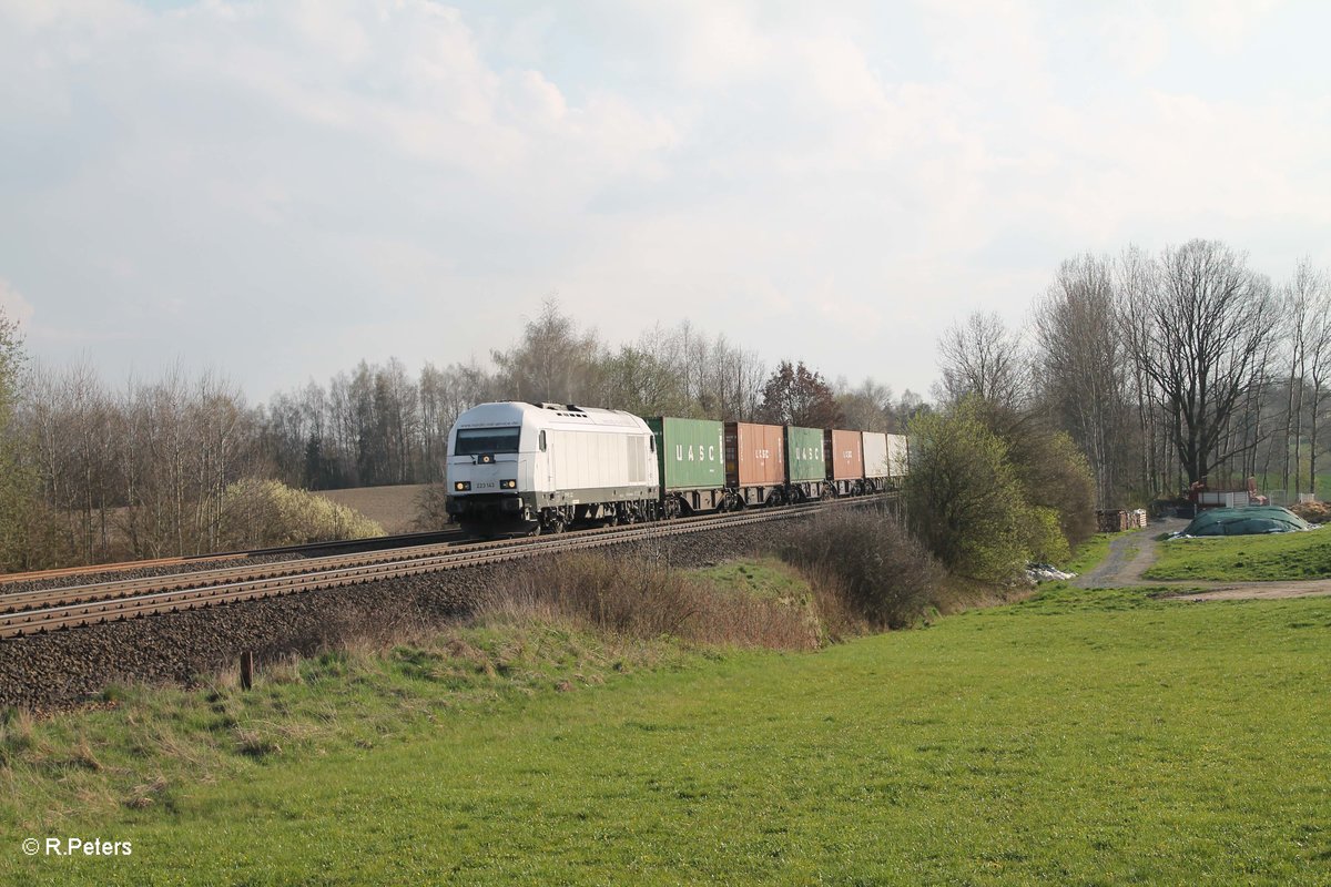 223 143 rollt langsam mit dem Wiesau Containerzug nach Hamburg kurz hinter Wiesau und erreicht gleich den BÜ Schönfeld. 12.04.16