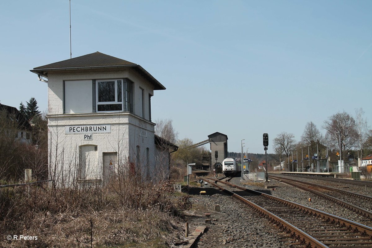 223 143 steht in Pechbrunn mit dem Wiesau Containerzug in der Überholung. 02.04.16