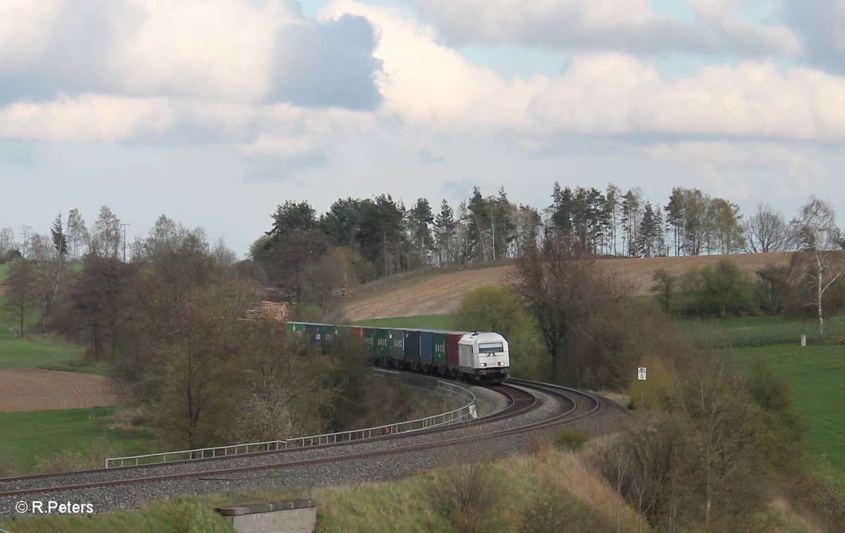 223 143 zieht bei Lengenfeld den Wiesau Containerzug nach Hamburg durch die Kurve. 25.04.16