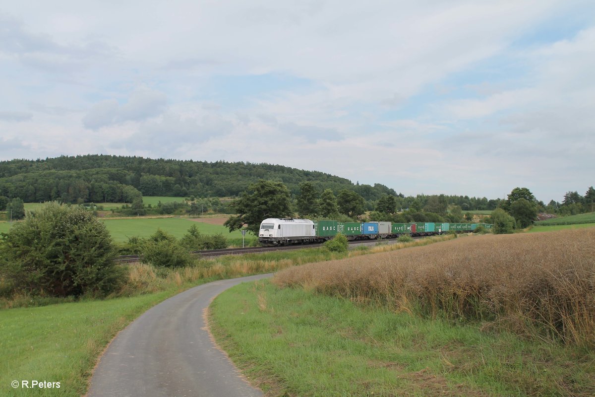 223 143 zieht bei Lengenfeld den Wiesau Containerzug nach Hof. 29.07.16