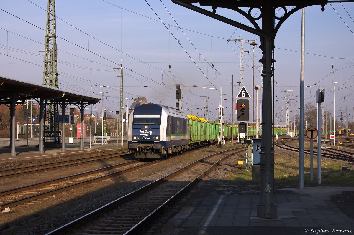 223 144-7 IntEgro Verkehr GmbH mit einem Holzzug in Stendal und fuhr weiter in Richtung Niedergörne. 19.03.2015