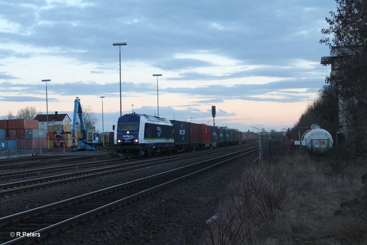 223 144 mit dem 1. Containerzug in Wiesau bereit zur Abfahrt nach Hof. 22.02.14