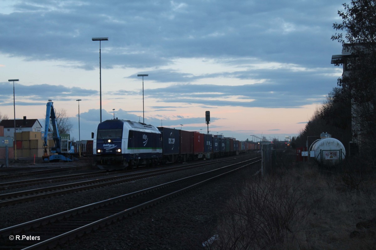 223 144 mit dem 1. Containerzug in Wiesau bereit zur Abfahrt nach Hof. 22.02.14