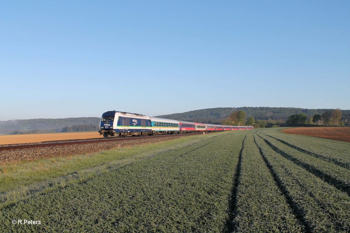 223 144 mit dem DPE25587 Hof - Passau Hochfrankenexpress bei Oberteich. 04.05.14 