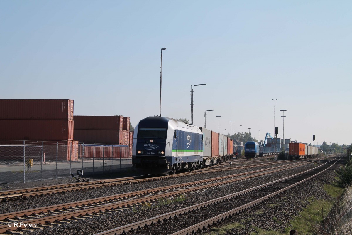 223 144 rangiert mit Containerzug in Wiesau. 24.09.13