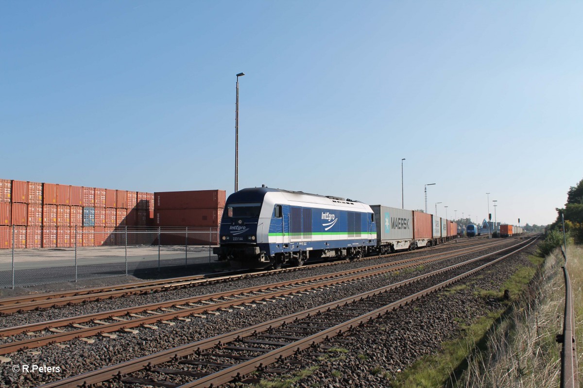 223 144 rangiert mit Containerzug in Wiesau. 24.09.13